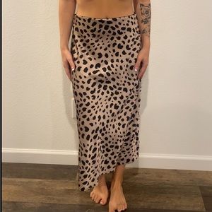 Satin Leopard print skirt - MIDI/Long length - Elastic Waist - Size M